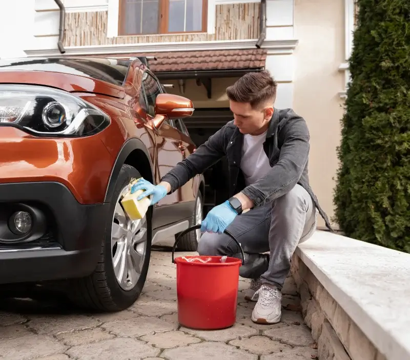 Lavage auto à domicile Pont-de-Barret : professionnel intervenant sur un véhicule
